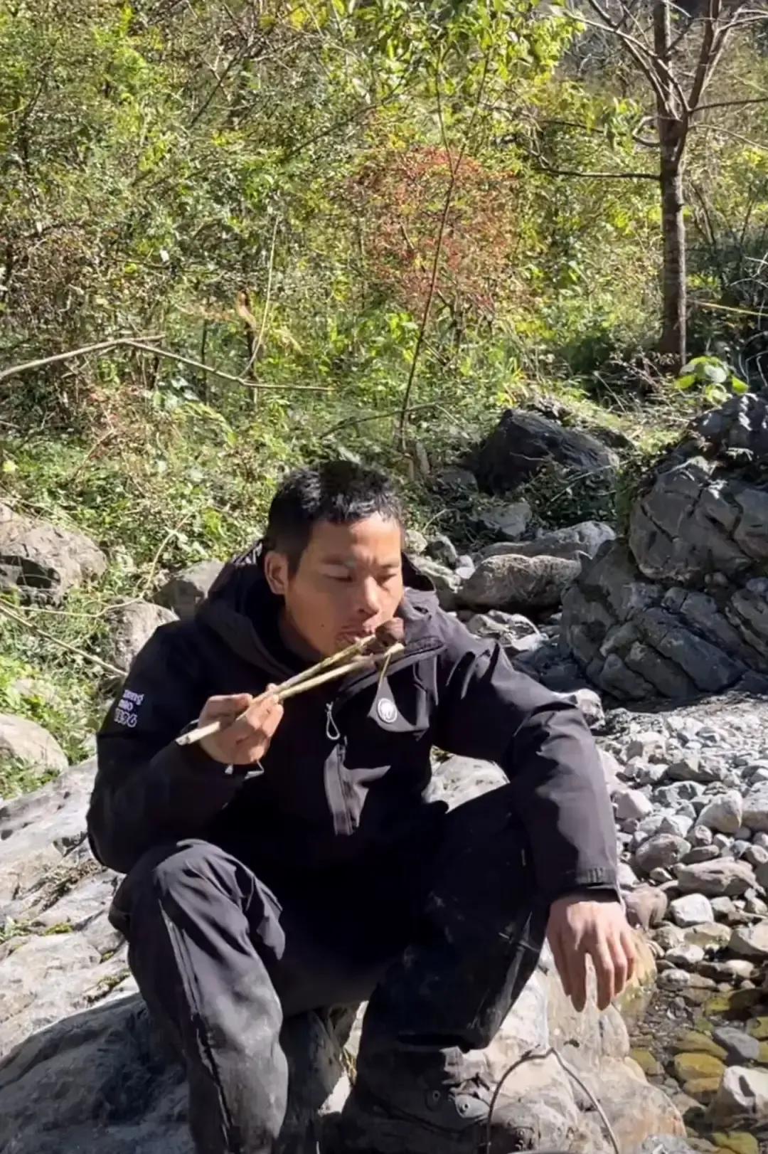 刀疤哥第九天没出现在补给点，背包扔在原地，手机只剩一格信号，安全员当场脸绿。
中