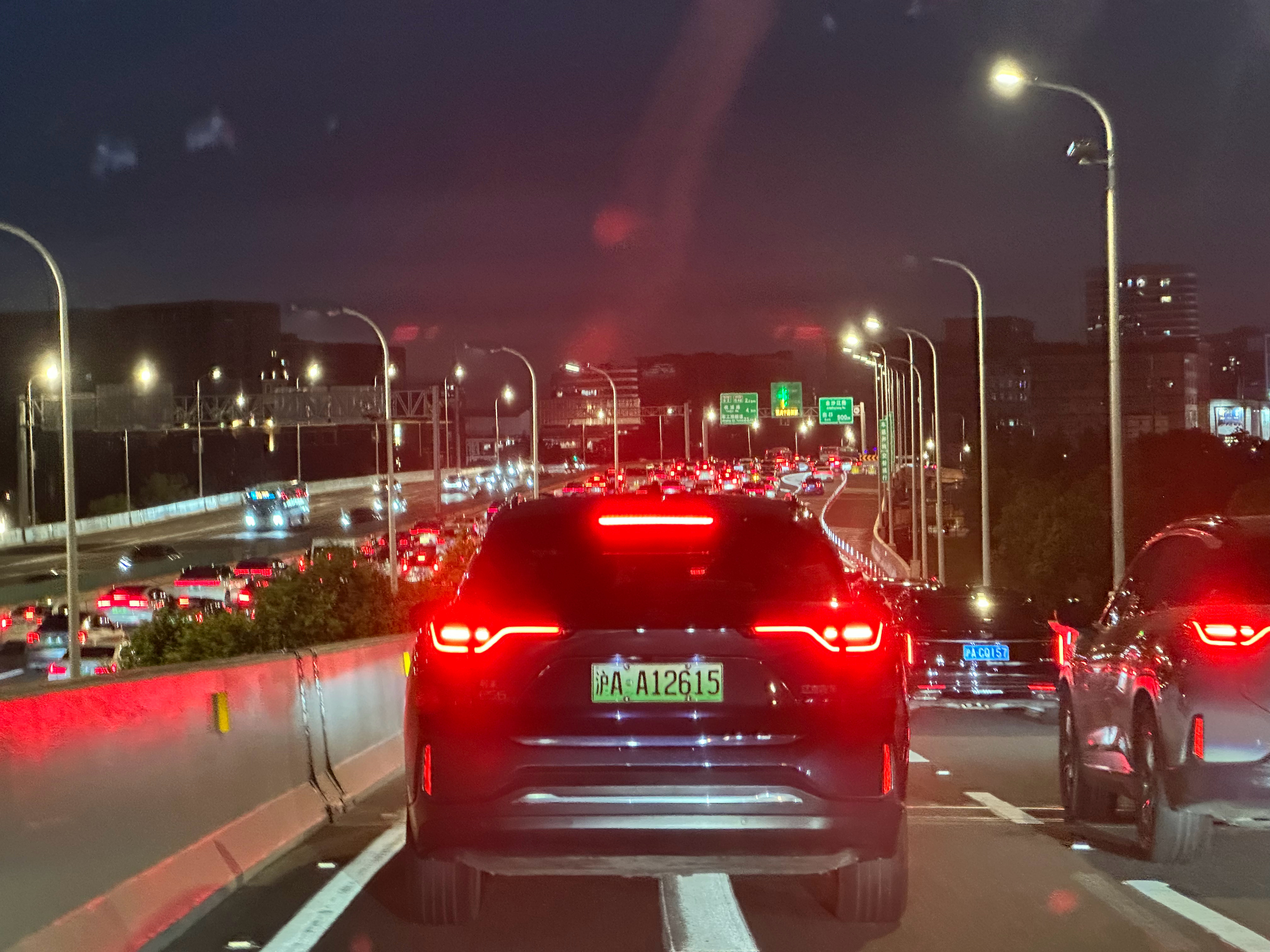 与其抱怨堵车，不如享受这难得的合法发呆时间[摊手] ​​​