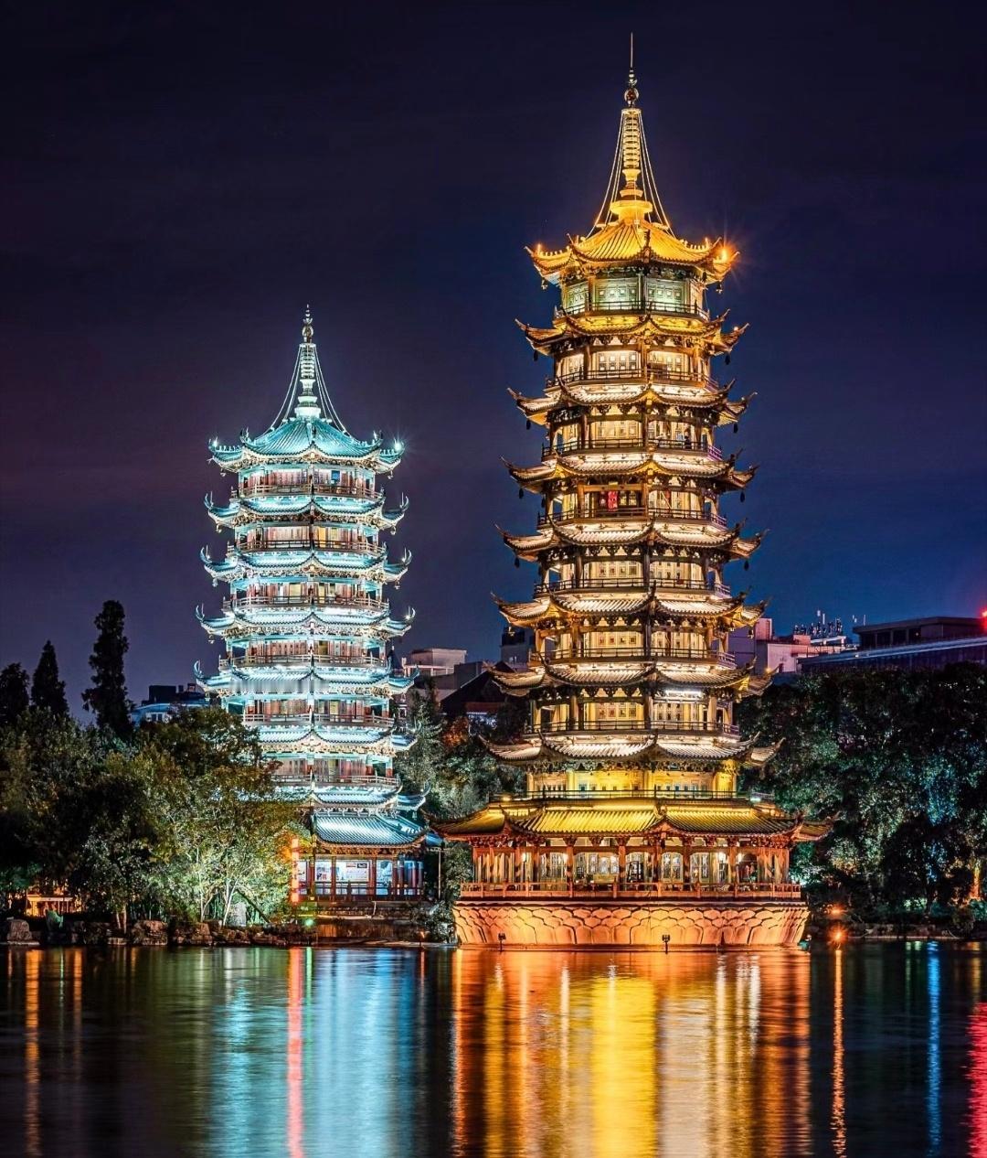 日月双塔，同辉异彩。桂林山水甲天下，一景两色尽妖娆！