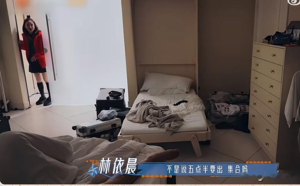 林依晨叫邓为起床“hello，不是说5:30集合吗，快40了。”邓为嗖的一下起床