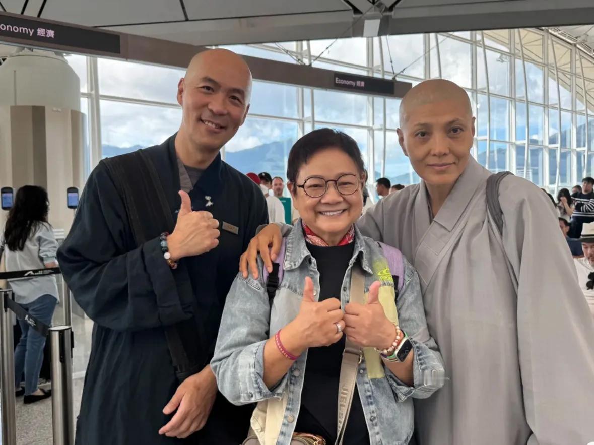 还记得这两位港片演员吗？都看破红尘出家了
近日，资深传媒人汪曼玲（中间）在个人社