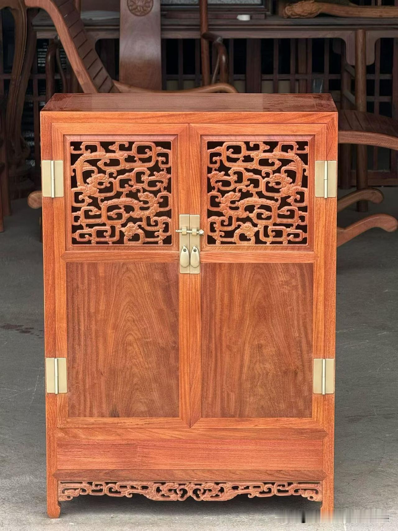 北京保利2019秋拍款•十面灵璧山居藏款

缅甸花梨•螭龙纹透格门小方角柜 
