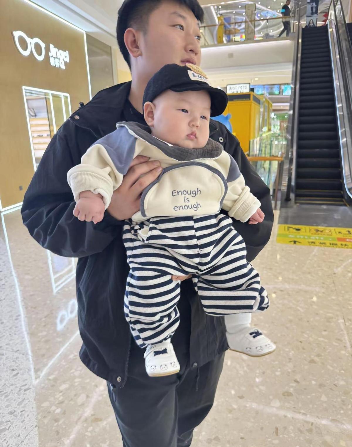 换尿布手抽筋，不是作秀，是真上手了。
90后爸爸买奶粉比买烟还勤，半夜哄娃不喊累