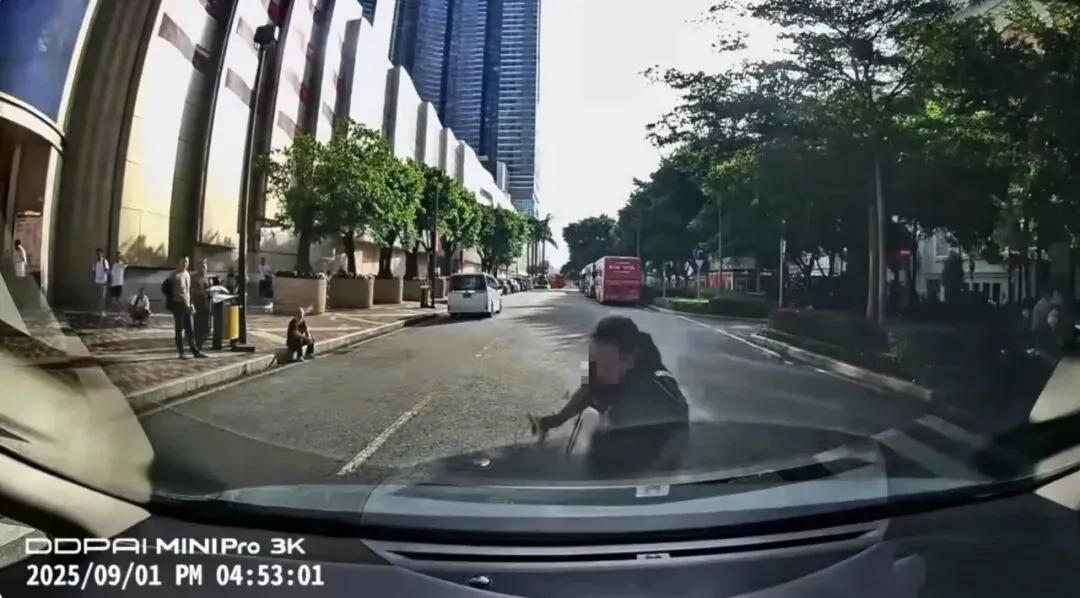 “砰！”30多岁的内地女子小林红着眼眶冲向车头，额头重重磕在引擎盖上，瞬间肿起一