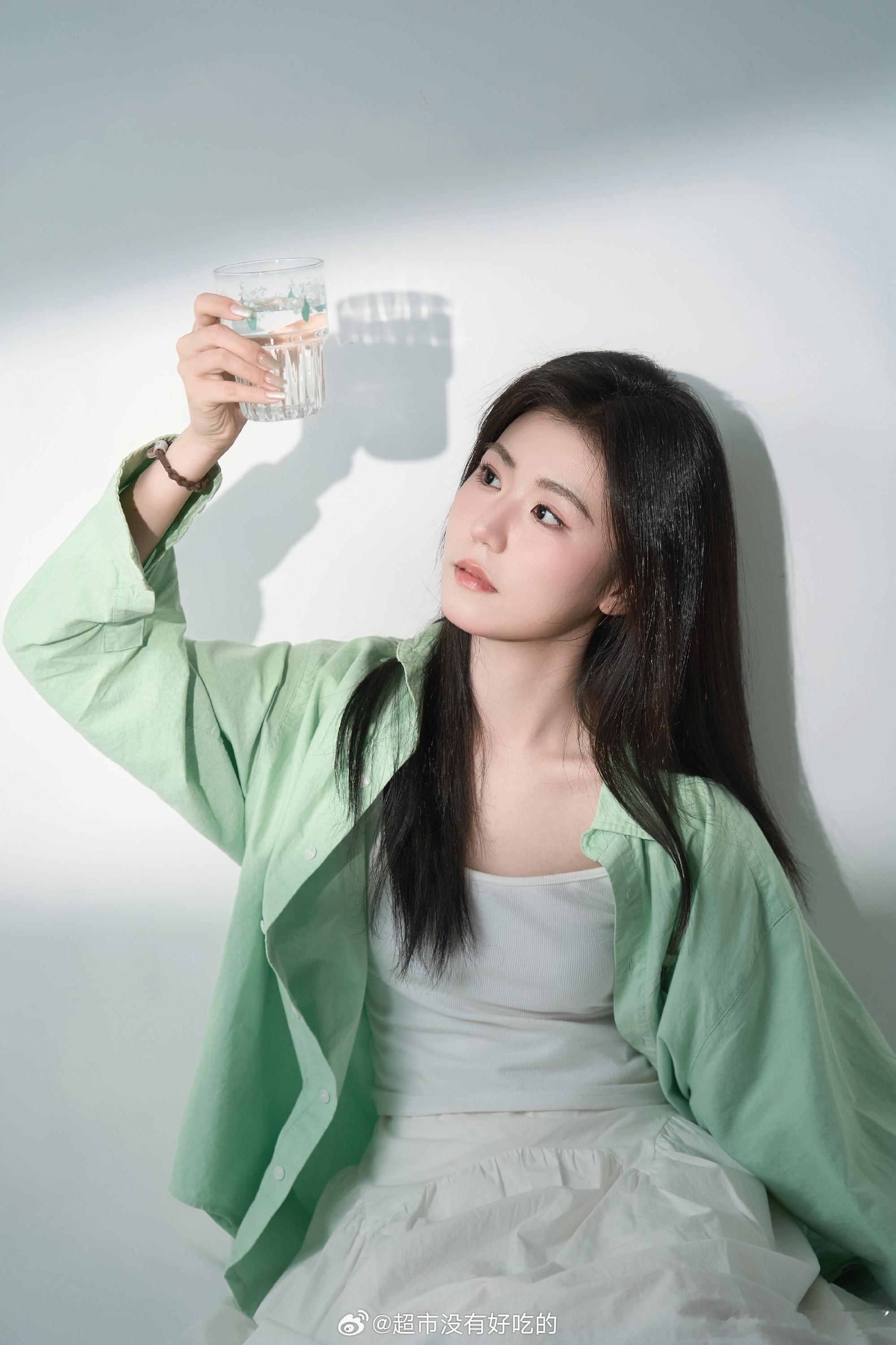 omg~这个小姐姐怎么长得这么好看，颜值好高~原来这个小姐姐是04年新进小花，未