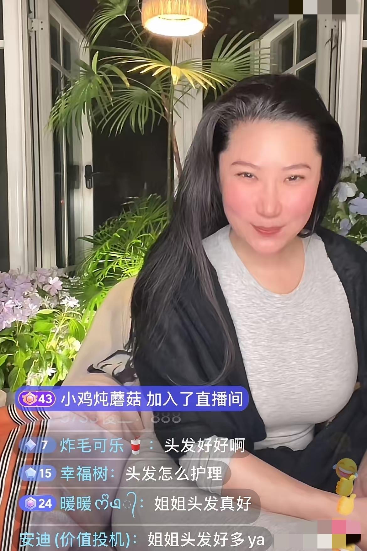 一开始觉得她俗、虚荣、拜金，
后来慢慢发现，她的确是个敢豁的出去的勇敢的女人。