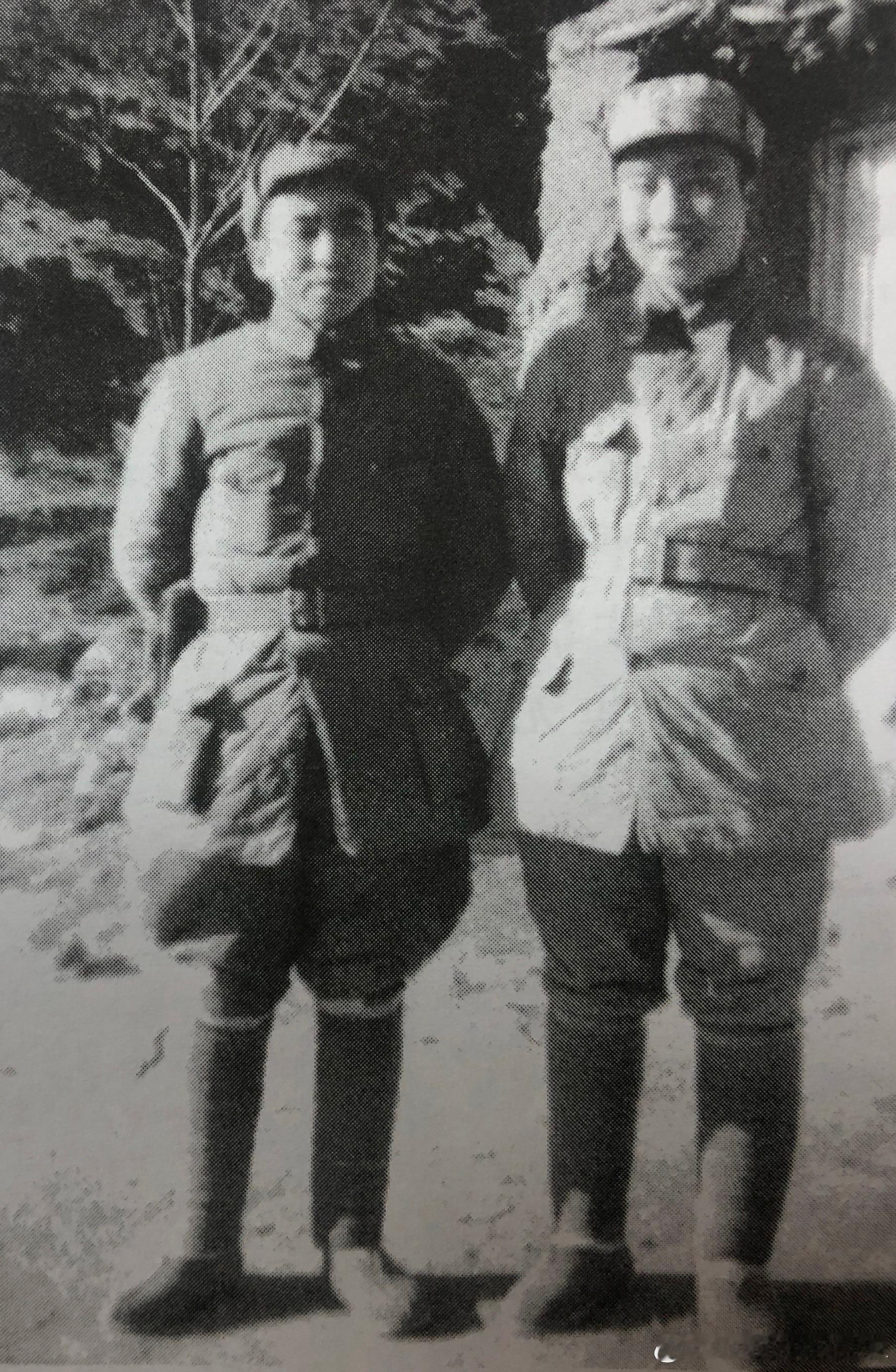1941年8月下旬覃国翰（左）任平北军分区司令员与政治委员段苏权合影。两人在湘赣
