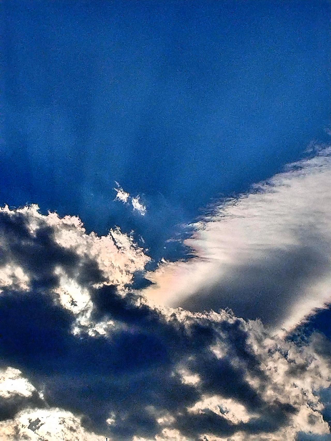 云卷云舒，天高云淡，心旷神怡。在这云卷云舒、天高云淡的天空下，每一次抬头都是一场