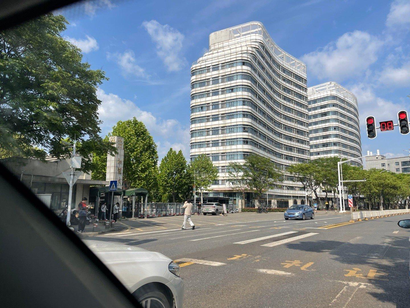 武汉沌口区最好的大学，江汉大学。有这个学校的小伙伴吗？过来收一台教授的小车车。 