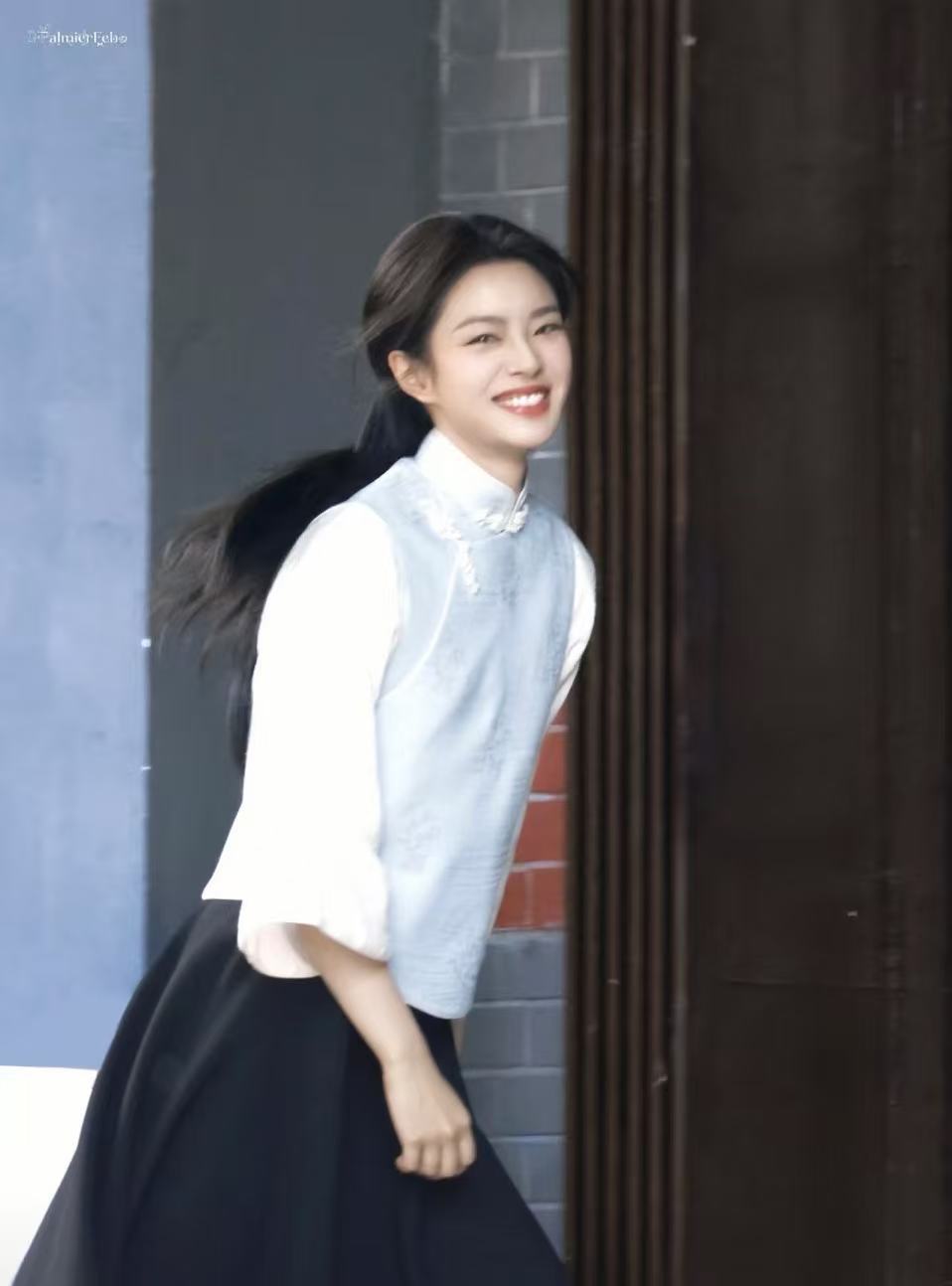 徐若晗 镜头美学 不同的光影在她身上都有不同的效果 暖光下的温柔 冷光下的清冽 