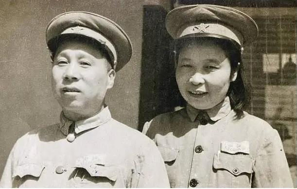 1935年，贺龙找到27岁的女部长李贞，开口第一句就是：长征路太苦，我给你找个伴