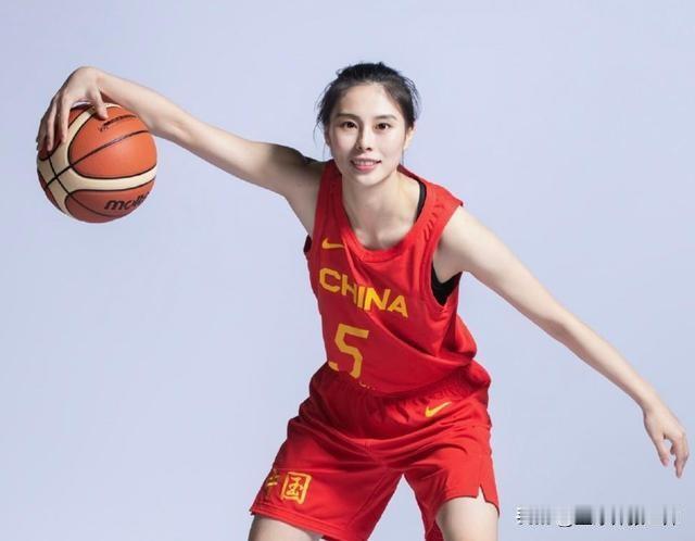 后卫线面对高压逼抢运转不畅，传球失误偏多，攻防转换跟不上美国的快节奏，年轻队员大