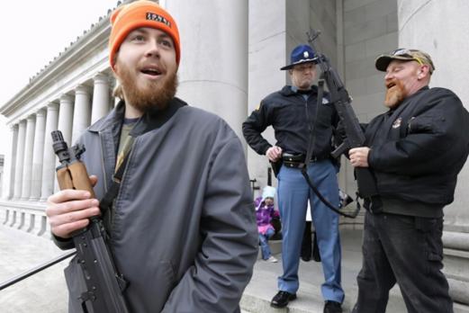 美国民间分散了4亿支枪，为什么美国人造反比登天还难，说白了，美国民众确实有枪，但