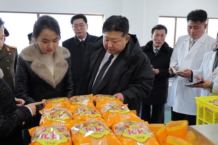 朝鲜官方镜头里，金正恩与女儿金主爱再次并肩出现，看似是一场普通的工厂参观，却远不