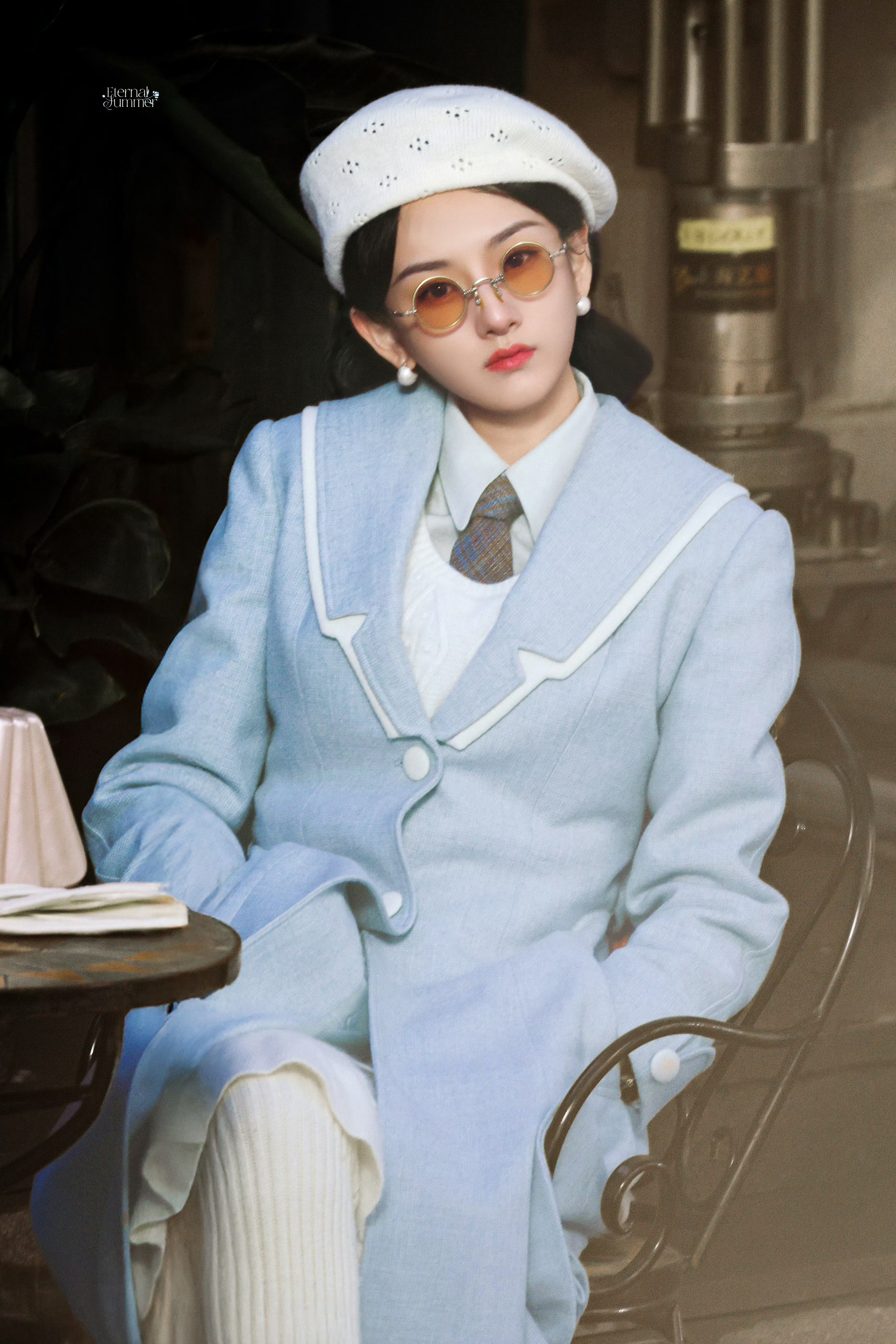 哇！祖鹅这套新造型也好看～～～宋祖儿 《入局》☽ 蓝大衣+白贝雷帽+墨镜🕶️?