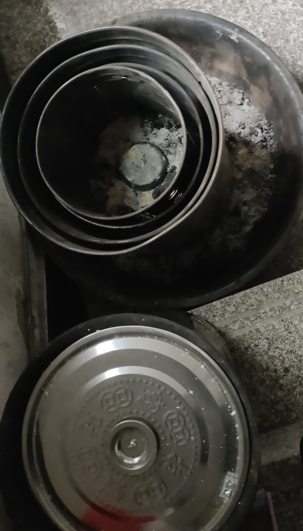 临近清明节，祭祖要注意安全！
昨天下午，我邻居家的老太太在楼道里烧了不少纸钱，几