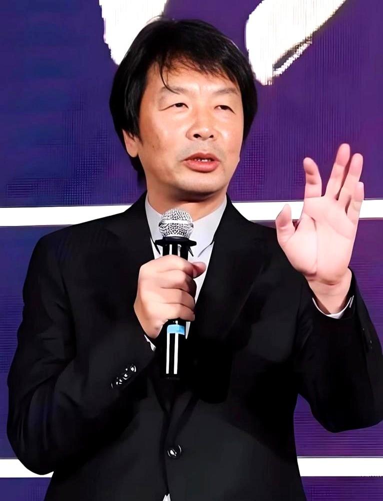 刘震云语出惊人：“退休后，没人请客，没人联系，不是你人缘差。
我家对门的老陈刚退