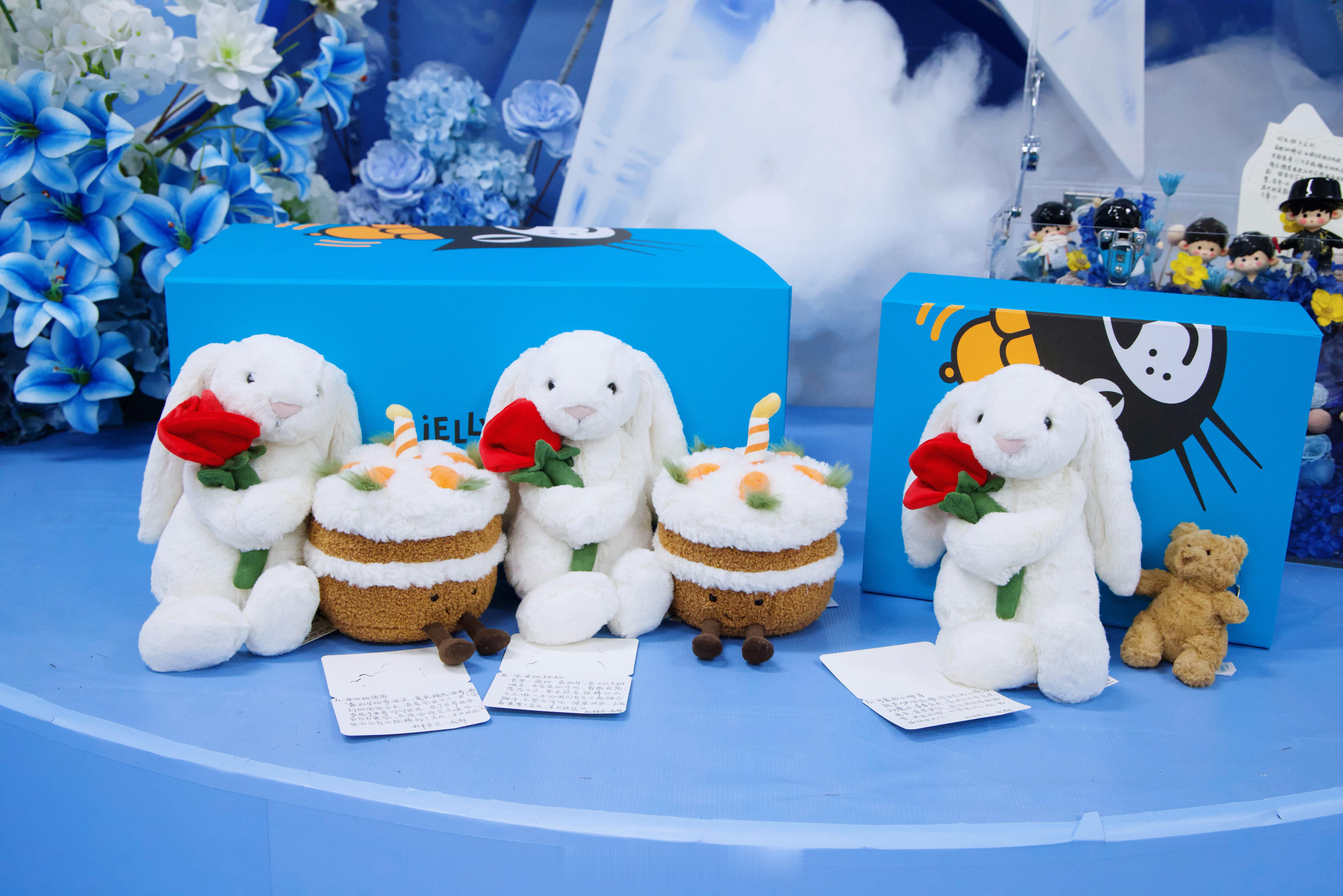 朋友没看到这张图之前以为就两只小兔子回家要打架了