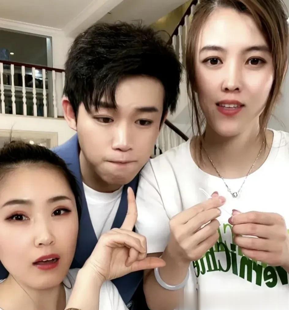 其实觉得孟贺这样干并不明智，现在频频出来爆汪小菲张兰母子的私料，这样做纯粹是伤敌