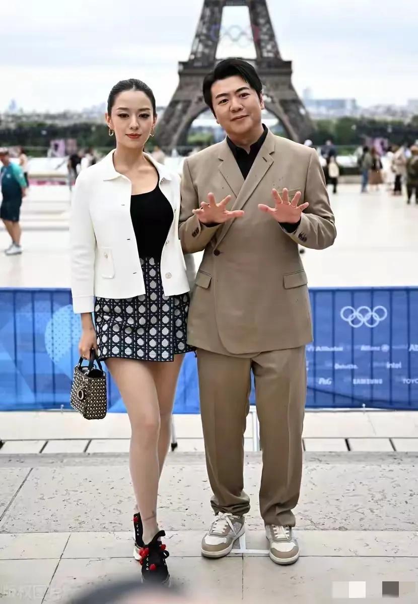 朗朗挥手都是在弹钢琴吗❓[捂脸]
世界级钢琴家郎朗与妻子吉娜携手出席，2024年