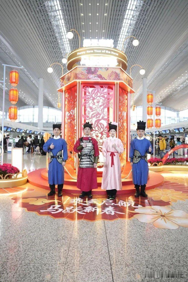 近日，广州白云国际机场内一场创意十足的汉服迎新活动在网络上引发热议。机场工作人员