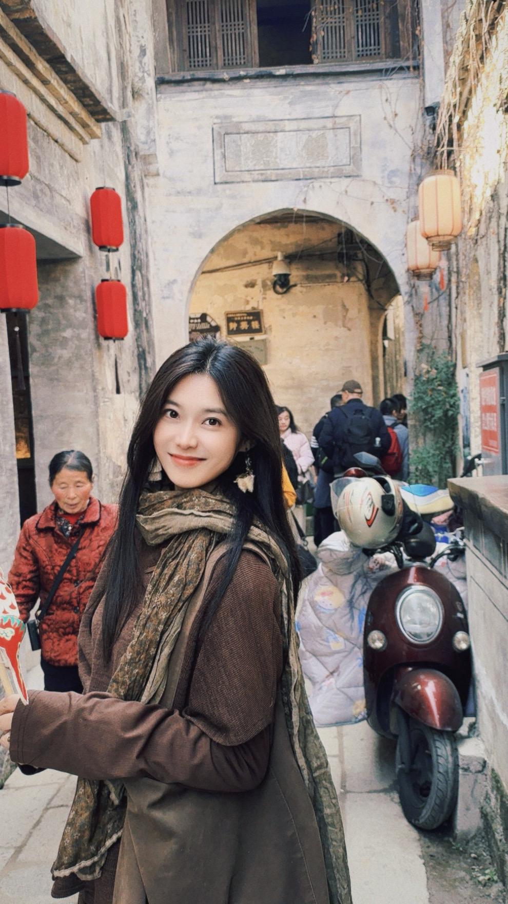 我走的 晴朗和泥泞 走的月光和寂静 竟会触动你的心 谢人间 送给我们此...