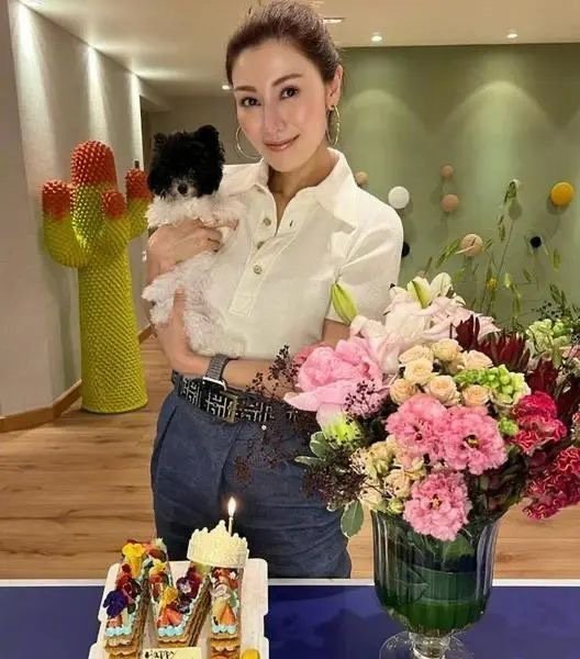 54岁李嘉欣生日生图惊全网！豪门养颜术VS医美脸，这状态谁敢信 ​​​