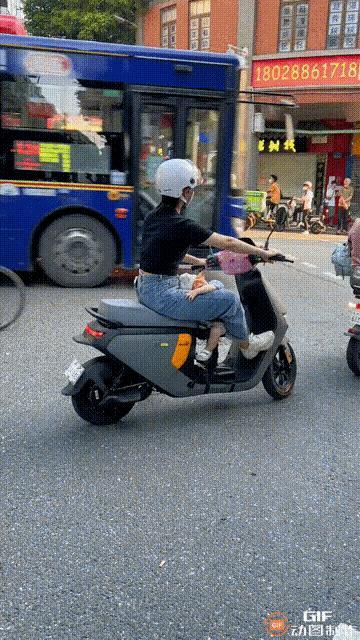 图一：电动车都有这样停着不倒的功能了吗？有点不可思议。
图二：小强：姐啊，能不能