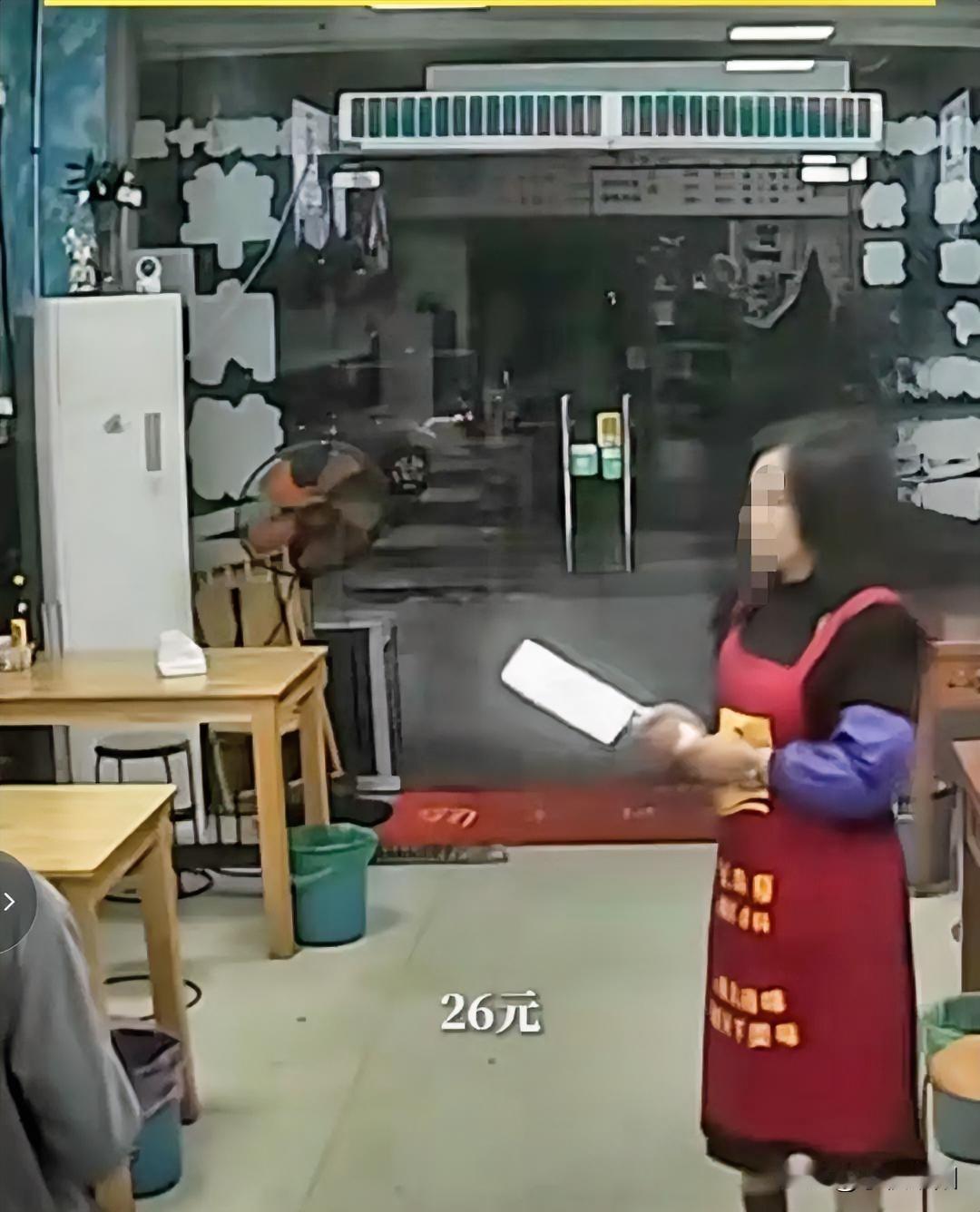 某地一小伙一而再，再而三的到餐饮店虚假付款吃霸王餐，没想到这次老板娘直接手拿菜刀