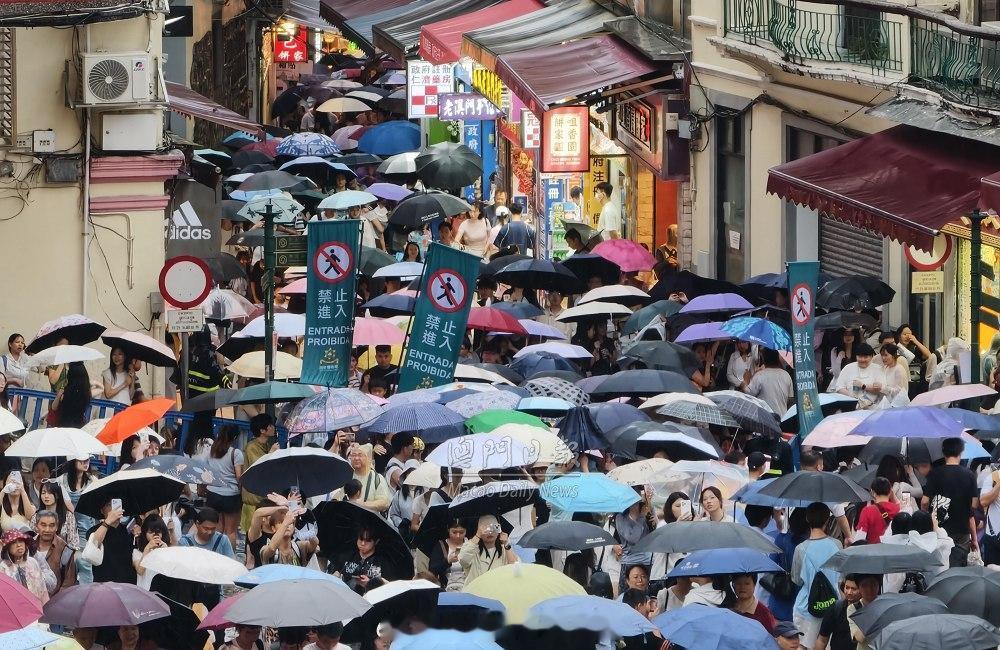 澳门游 「周日逾十八萬旅客訪澳门 ..」【澳門日報消息】據澳門警方資料，昨（三日