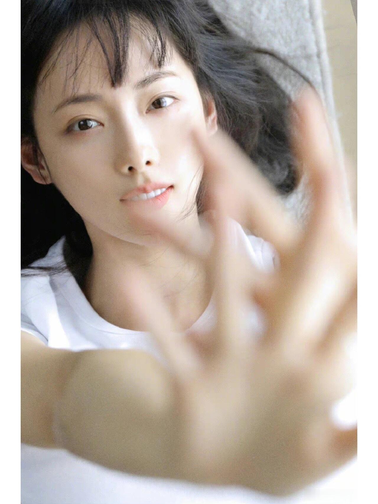 可惜他不配张嘉倪真的是好美是琼瑶阿姨万里挑一选出来的女生她有温柔的性格 娇小的身