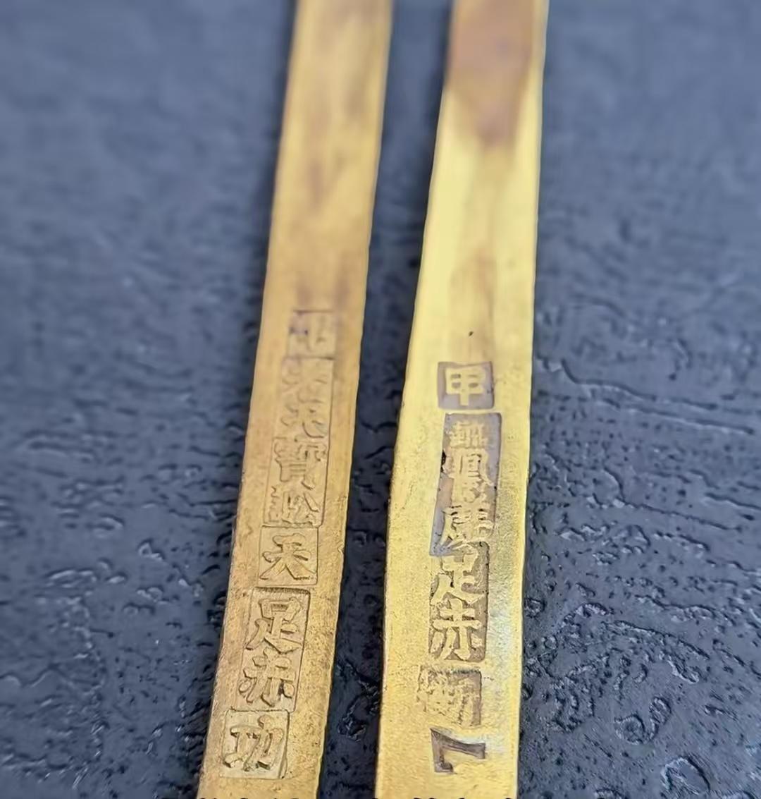 婆婆有两根金条，说是民国时期的，快一百年了，一根上面刻着老天宝、足赤，另一根刻着