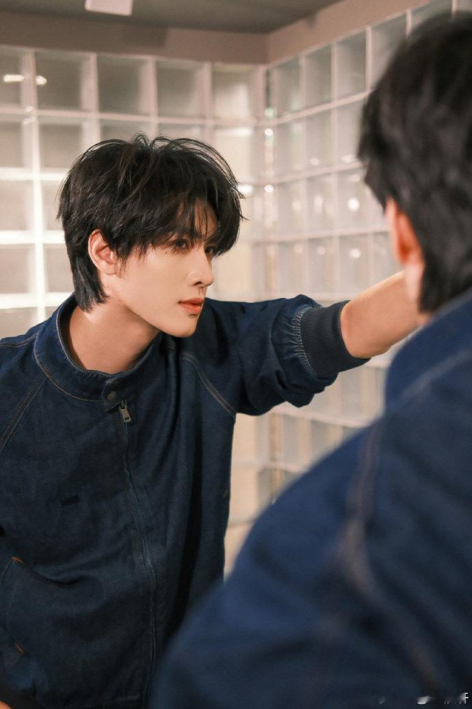 展轩撕拉片展轩撕拉片末末末班车 展轩赶上末班车的撕拉片太可！权威脸+黑红造型，帅