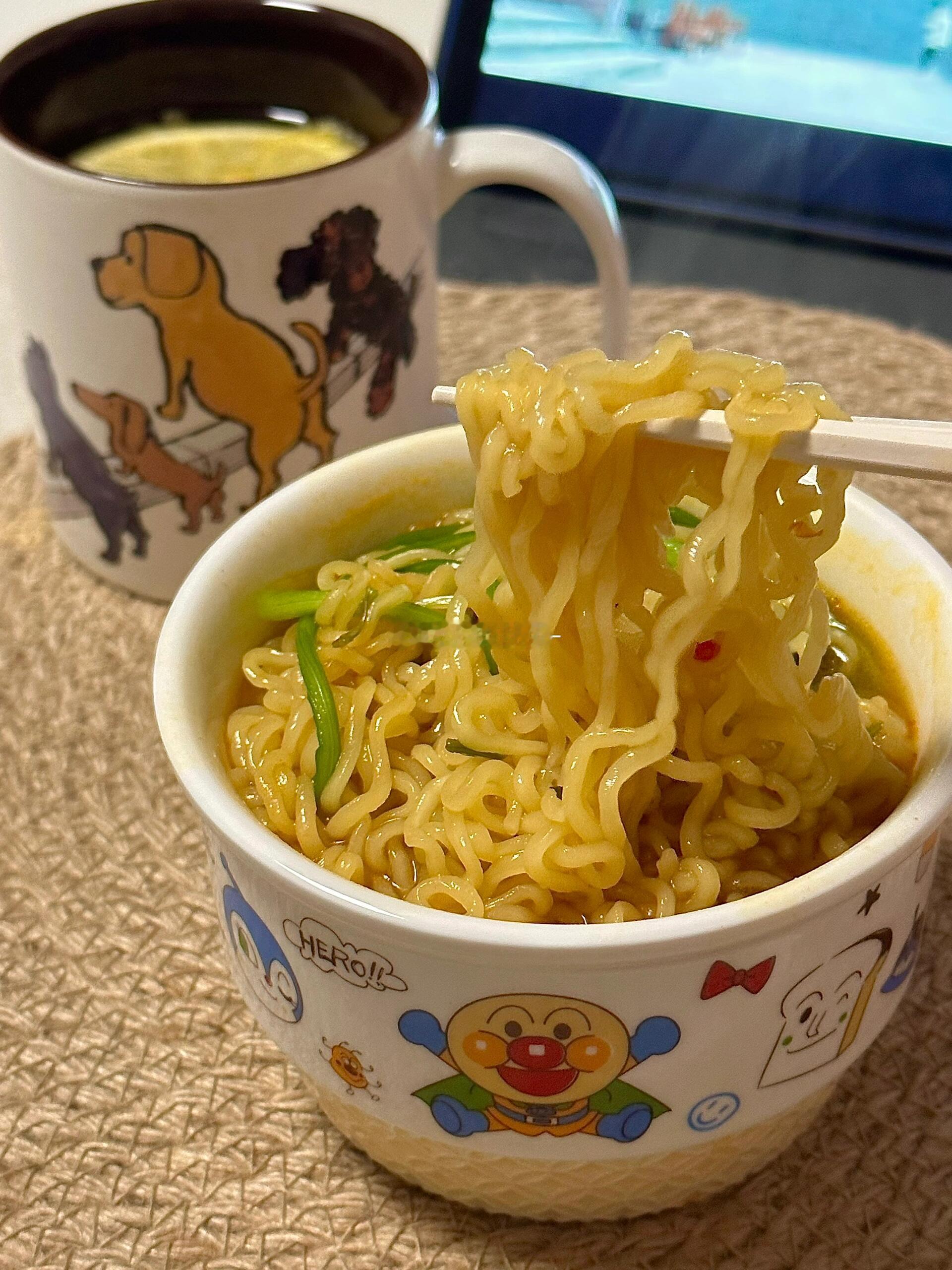 又幸福了 吃上一碗热乎乎的泡面🍜看几集喜欢的剧～是美好的晚上🌃 
