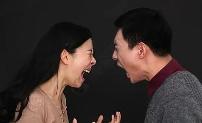 “猖狂成啥样了！”辽宁，一男子因琐事和妻子发生激烈争吵，最后闹到派出所。调解期间