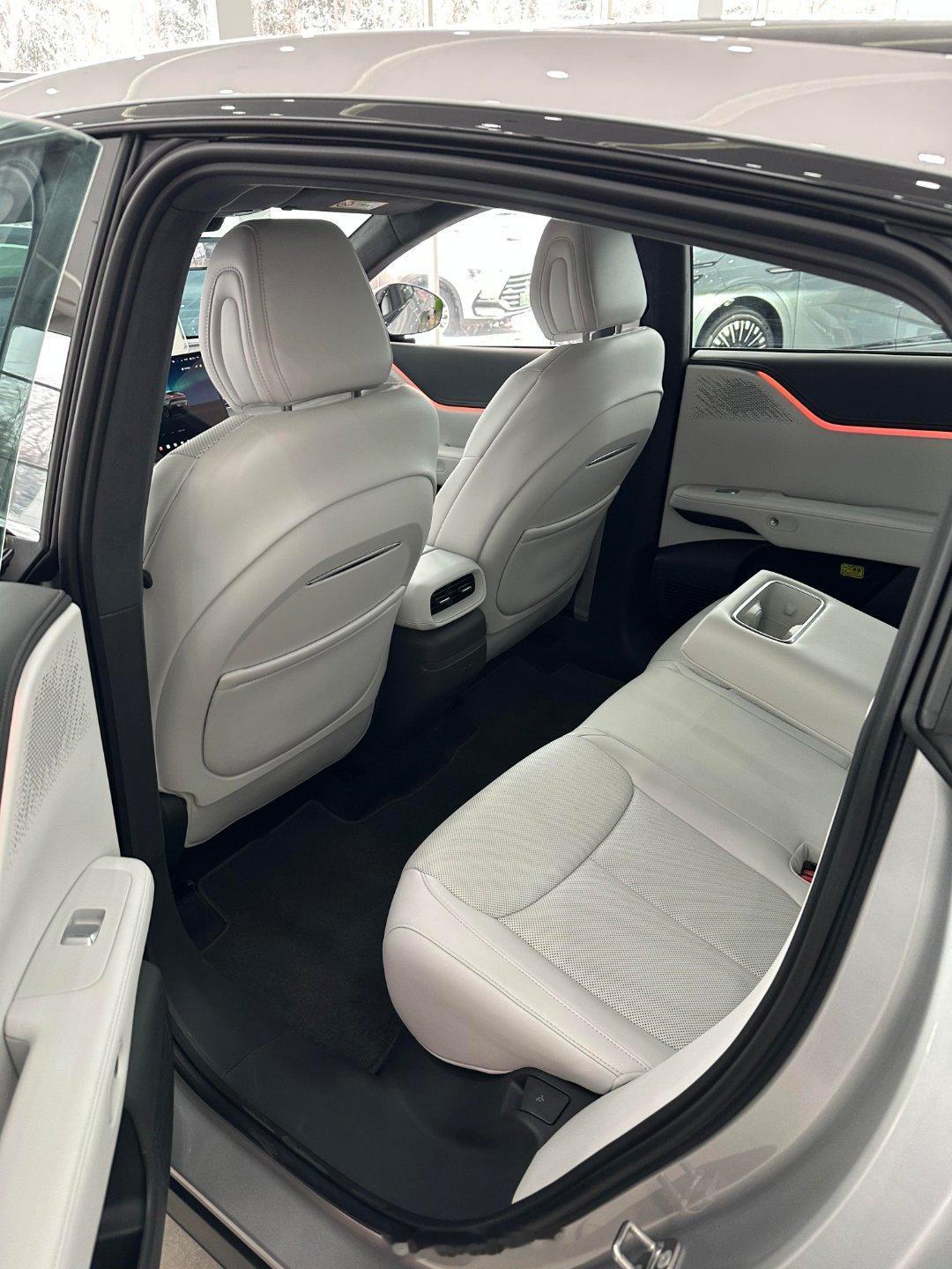 后排能放倒成双人床，配合6kW外放电，露营直接变移动大床房，充电12分钟能跑好几