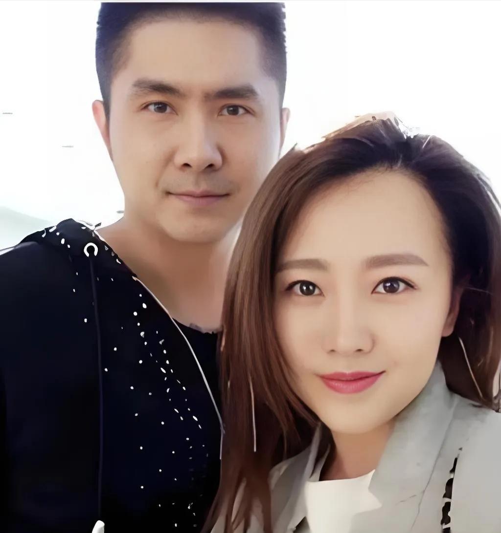 潘阳和石磊这对夫妻，颜值那真是没得说。潘阳本身就长相出众，五官精致，气质也十分迷