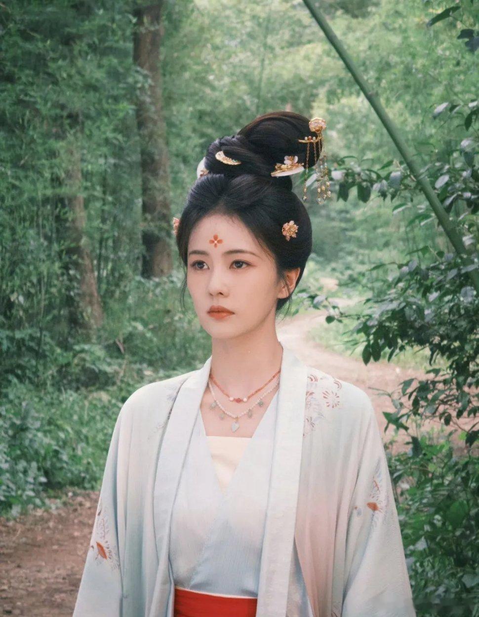 白鹿莫离全网播放量破亿白鹿《莫离》开播三日全网播放量强势破亿！顶流实力无惧舆论风