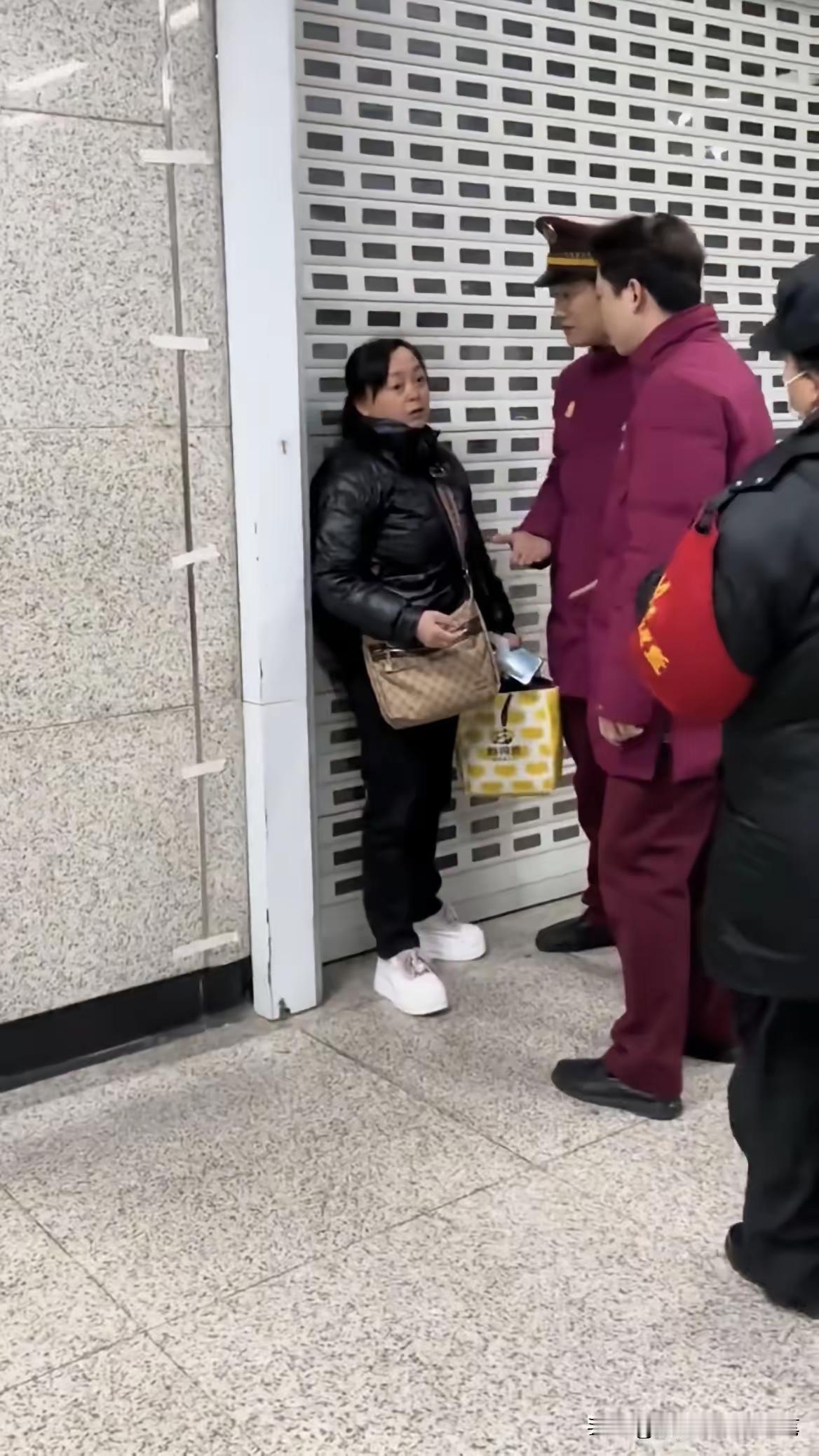 对这种逃票和冒用老年卡乘坐公共交通的要开展专顶整治行动，严罚重处，以儆效尤。