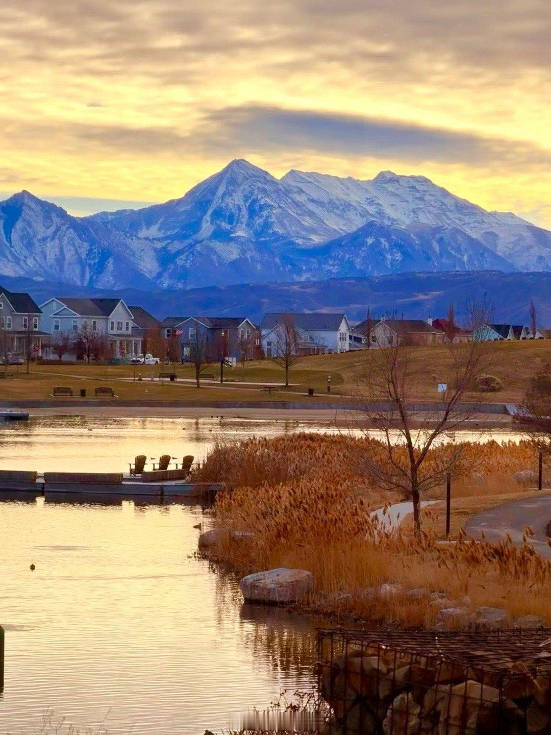 我们生活在如画的社区里。 