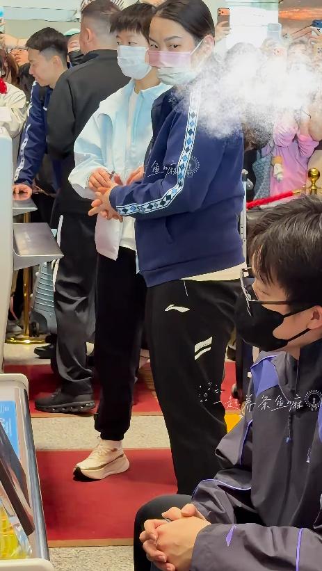 佳佳这白眼真是太逗了！中午国乒抵达机场，托运行李的时候，莎莎和佳佳一块托运，边上