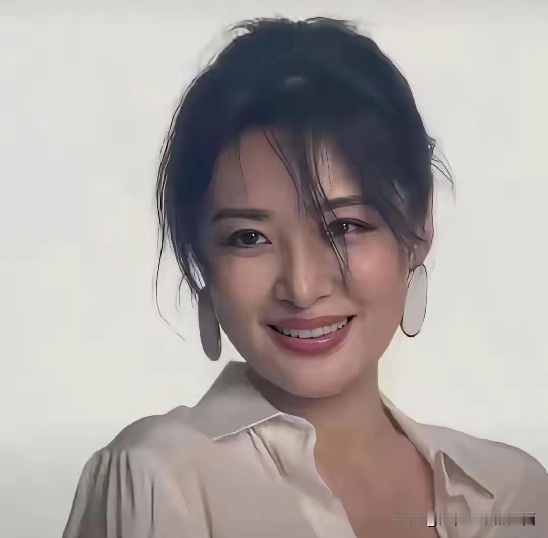 这是央视最漂亮的女主持人，比桑晨还要美丽大方，年轻一点的时候只注意去看她主持节目