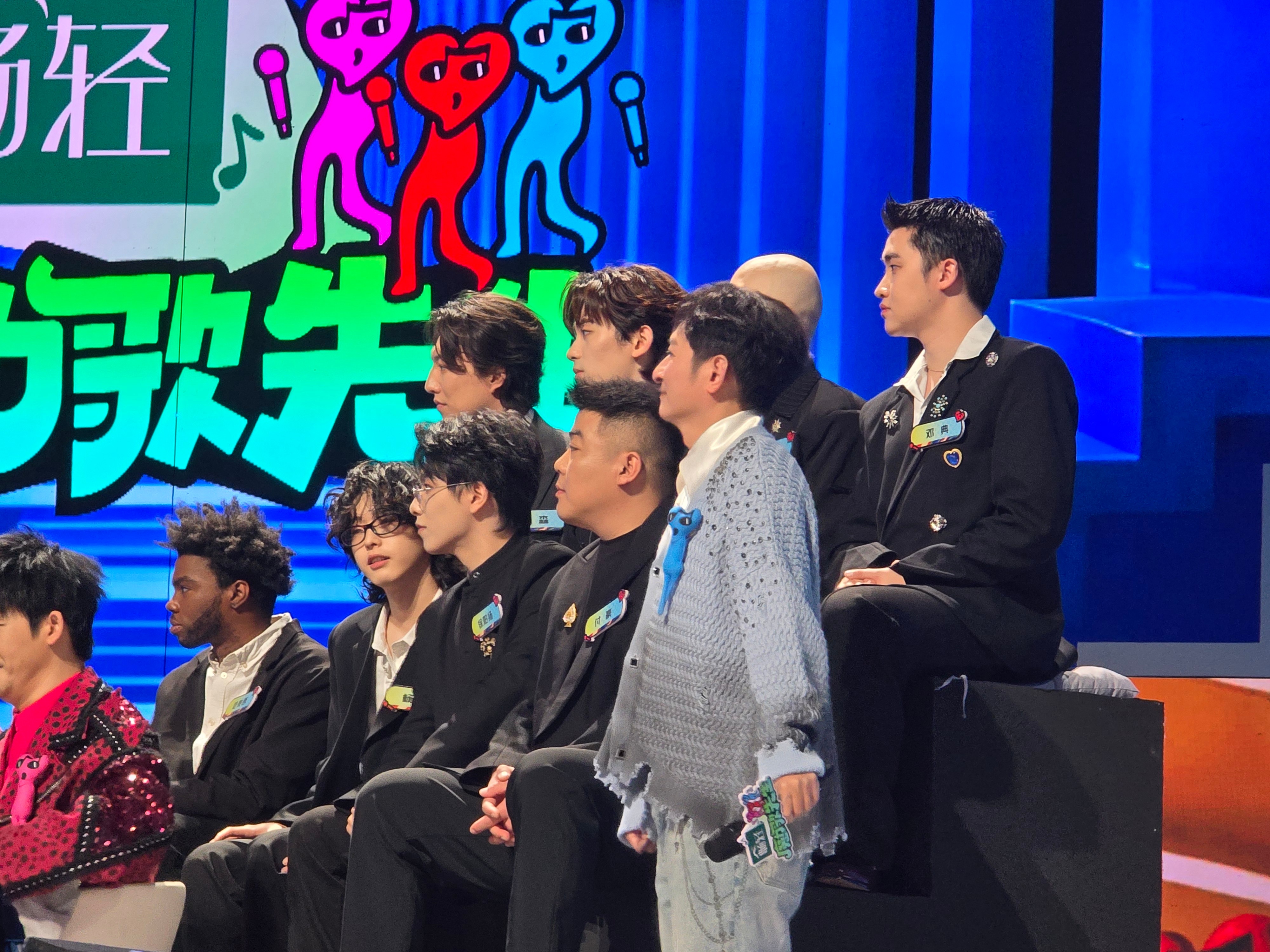 后两排应该就是目前《魔力歌先生》留下的选手了，挺多熟面孔，有你认识或喜欢的吗 