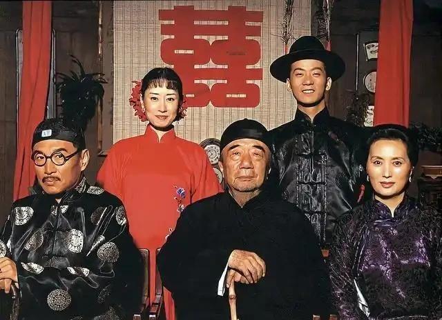 福贵当年输光家产，本来以为亏大了，结果土改时赢他地的龙二被枪毙，他反而因为成了贫