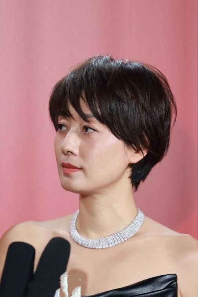 马伊琍无滤镜怼脸直拍，49岁肌肤透亮似少女，素颜状态引发热议！有人惊叹她自然抗老