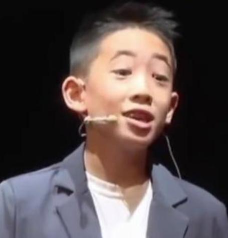 陈小春的儿子在校园活动中能用三种语言主持，展现出出色的语言能力和从容的台风，让人