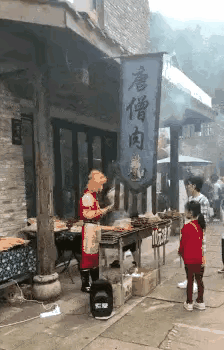 悟空和八戒说好的取经去了，没想到在半路上把唐僧肉给烤了卖了。