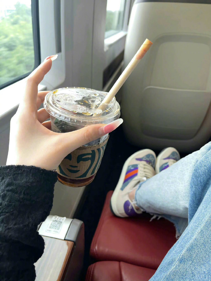 “钱和被爱才是疲意生活中的解药，一个让你物质富裕，一个让你精神愉悦。下一站的生活