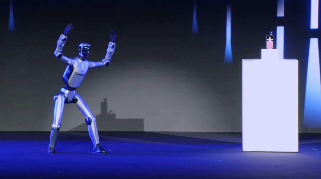 我靠，太秀了，荣耀人形机器人这几下可以哟，首次上场也不怯场，还有荣耀Robot 