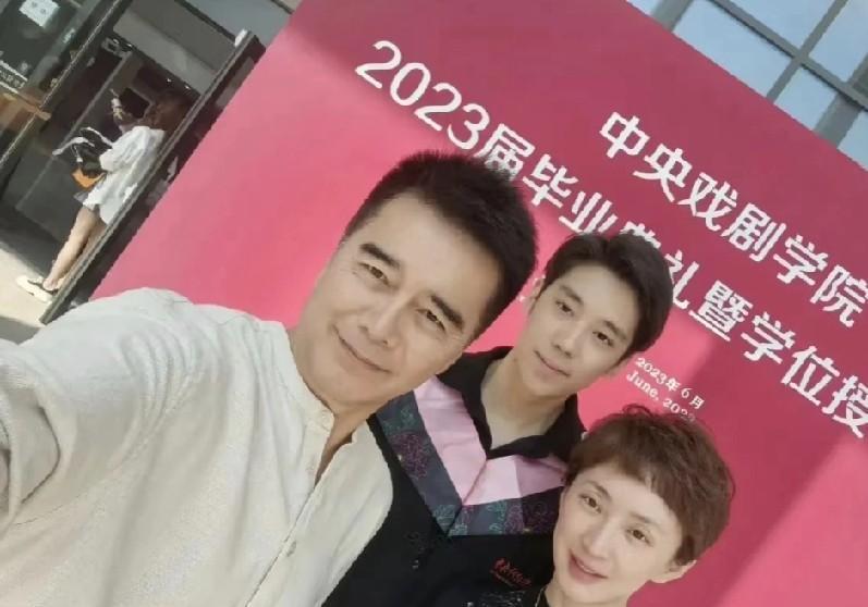 真正的大戏，从来不在舞台中央。
你演周萍，聚光灯烤着脸。
第三幕高潮，你下意识瞥